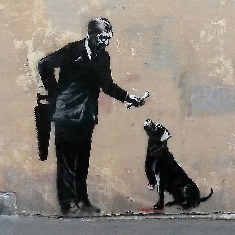 Banksy ‘ataca’ París con una serie de obras callejeras sobre la migración
