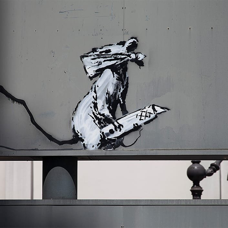 Banksy ‘ataca’ París con una serie de obras callejeras sobre la migración