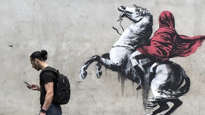 Banksy ‘ataca’ París con una serie de obras callejeras sobre la migración
