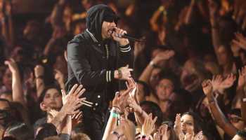 Tsssss, Eminem responde a las críticas por usar sonidos de balas en su show