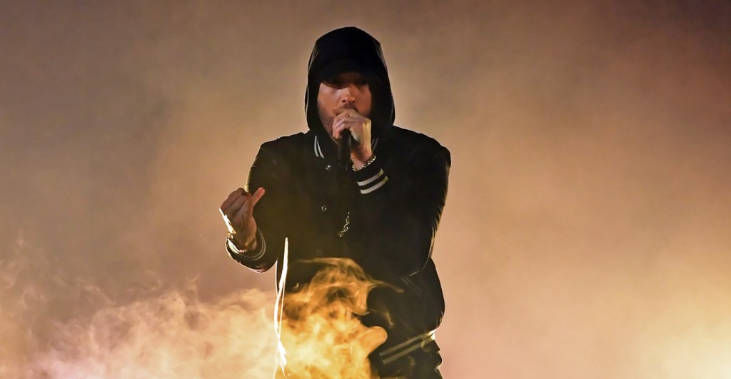 Eminem causa pánico en sus fans por usar sonidos de bala en su show en Bonnaroo