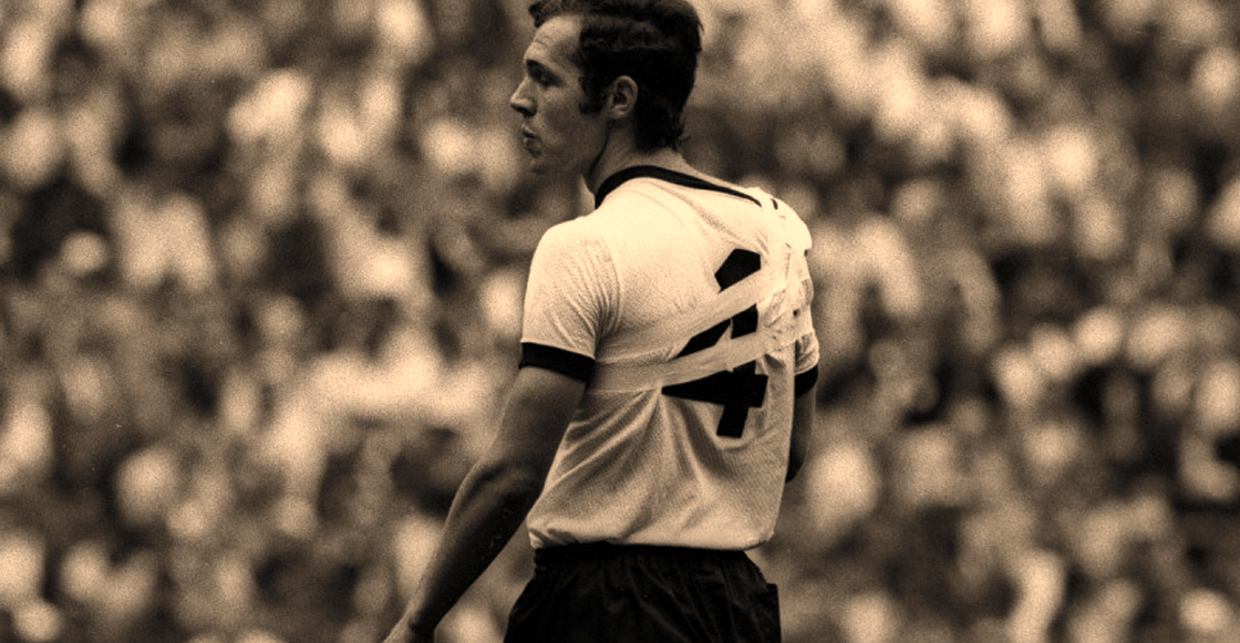 Franz Beckenbauer con el hombro dislocado