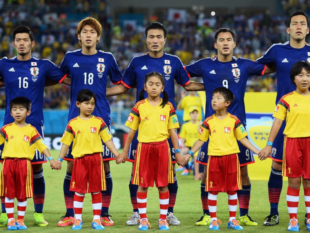 ¿Por qué los jugadores de fútbol salen a la cancha con niños? 🤔
