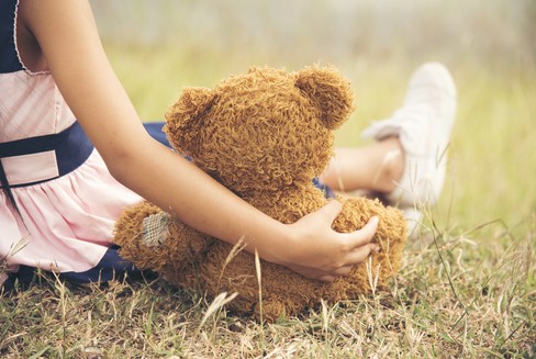 Una chica encontró a su oso de peluche de la infancia luego de muchos años y sí, estamos llorando