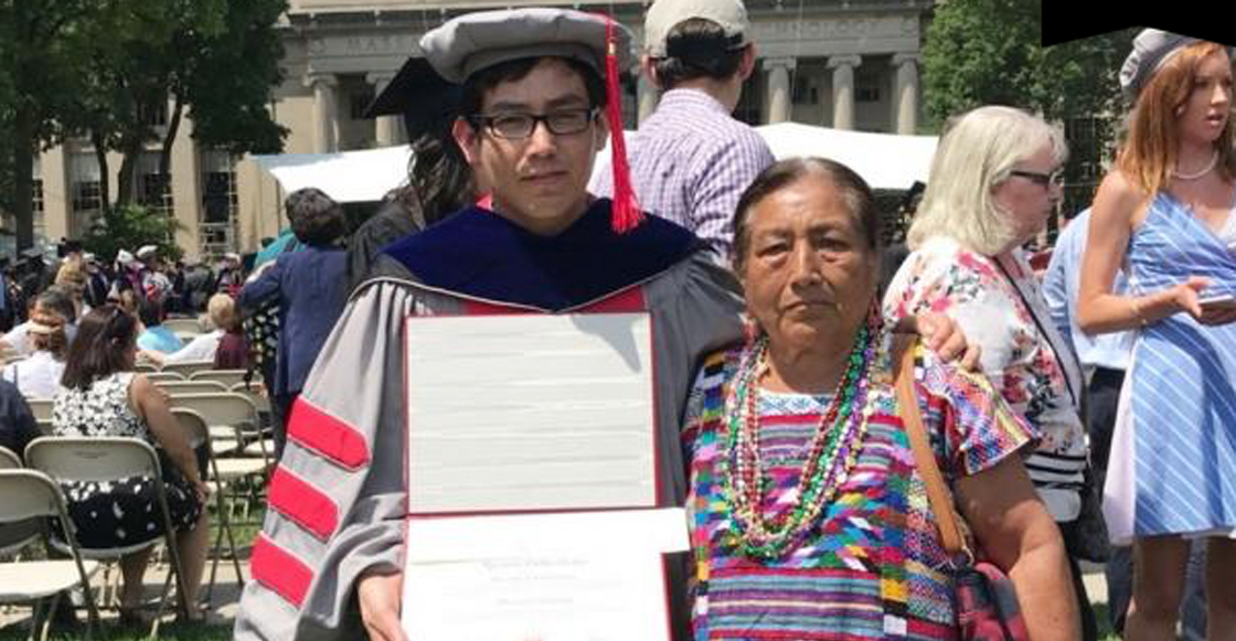 Ricardo en la graduación con su mamá