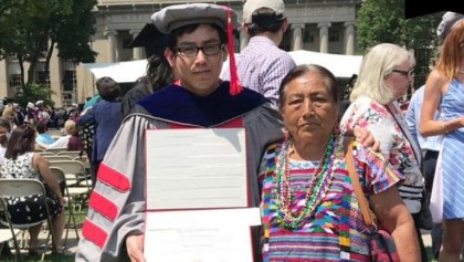 Ricardo en la graduación con su mamá