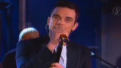 Como cuando en el 2005 Robbie Williams cantó en el programa "No Manches"