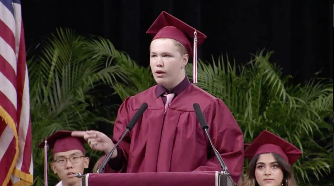 El conmovedor discurso de graduación de un niño autista