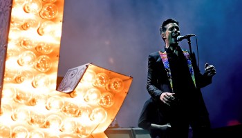 Fans de The Killers se pierden parte del concierto por problemas en los baños