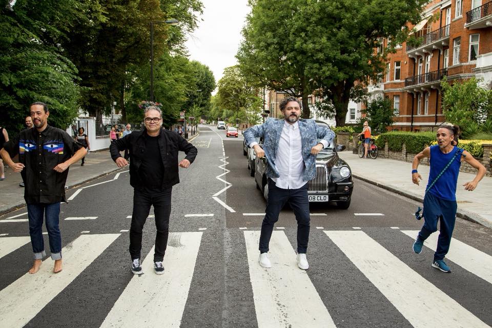 ¡Café Tacvba reproduce la portada del Abbey Road al estilo 'Déjate caer'!