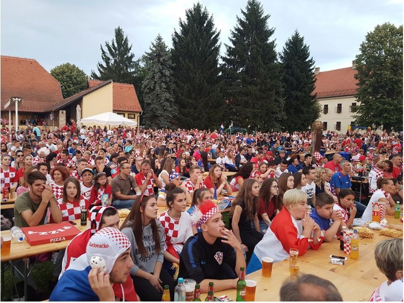 Mario Mandzukic invitó cerveza a pobladores de Slavonski Brod para ver el juego de Croacia