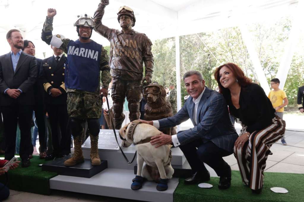 Frida, la perrita rescatista, ya tiene su estatua en Puebla