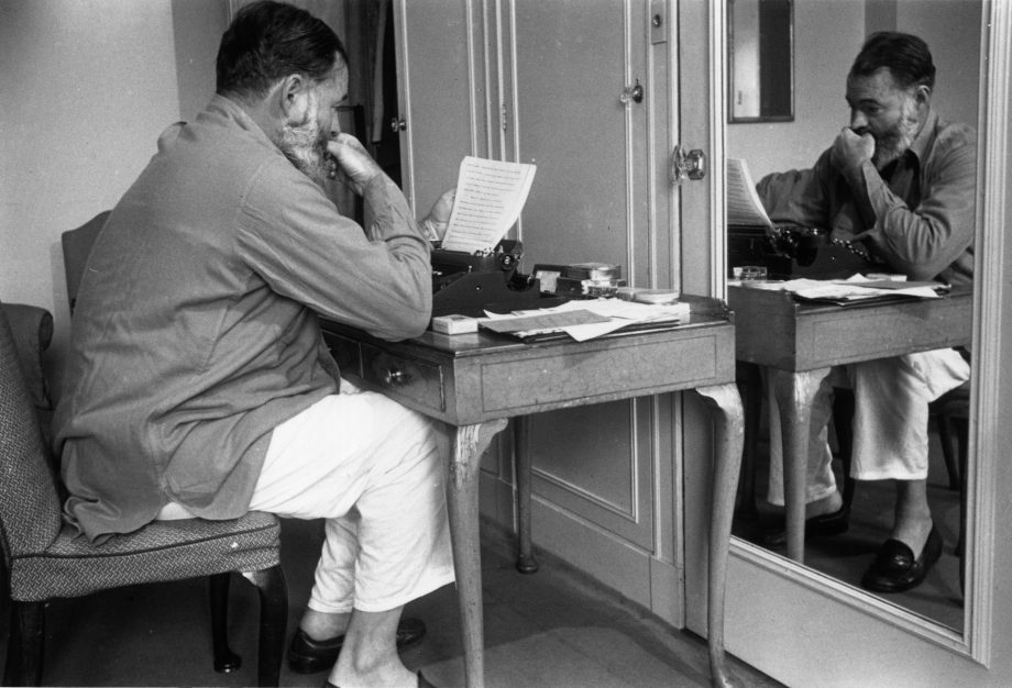 Hemingway en pijama al escribir un reporte de la Segunda Guerra Mundial como corresponsal de Estados Unidos