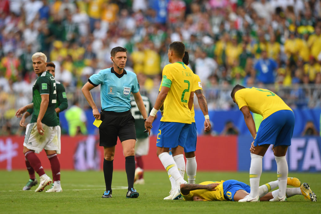 Neymar se la pasó actuando caídas en el Brasil vs México