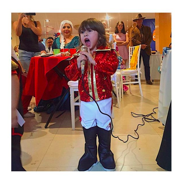 Aww! Esta niña se disfrazó de Luis Miguel en su cumpleaños