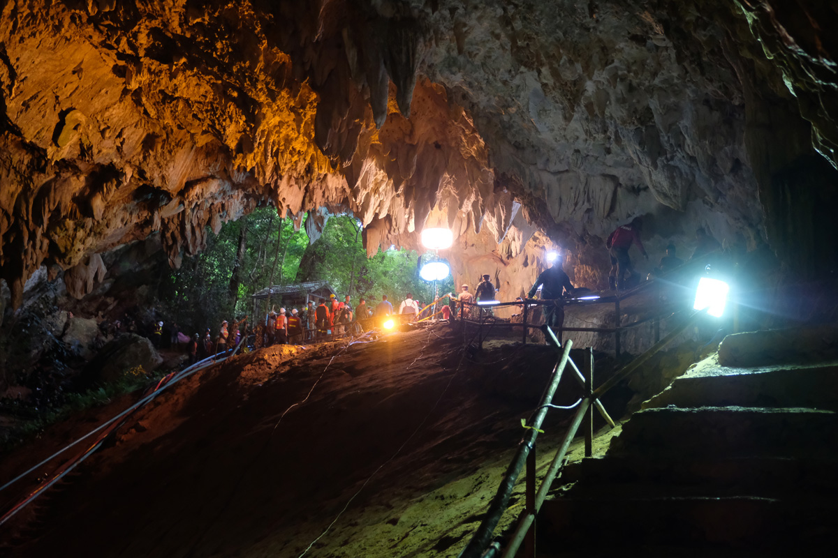 Operaciones para rescatar a los niños atrapados en cuevas de tailandia