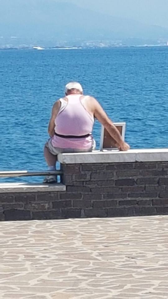 Aww! Este hombre lleva todos los días el retrato de su esposa fallecida a un puerto