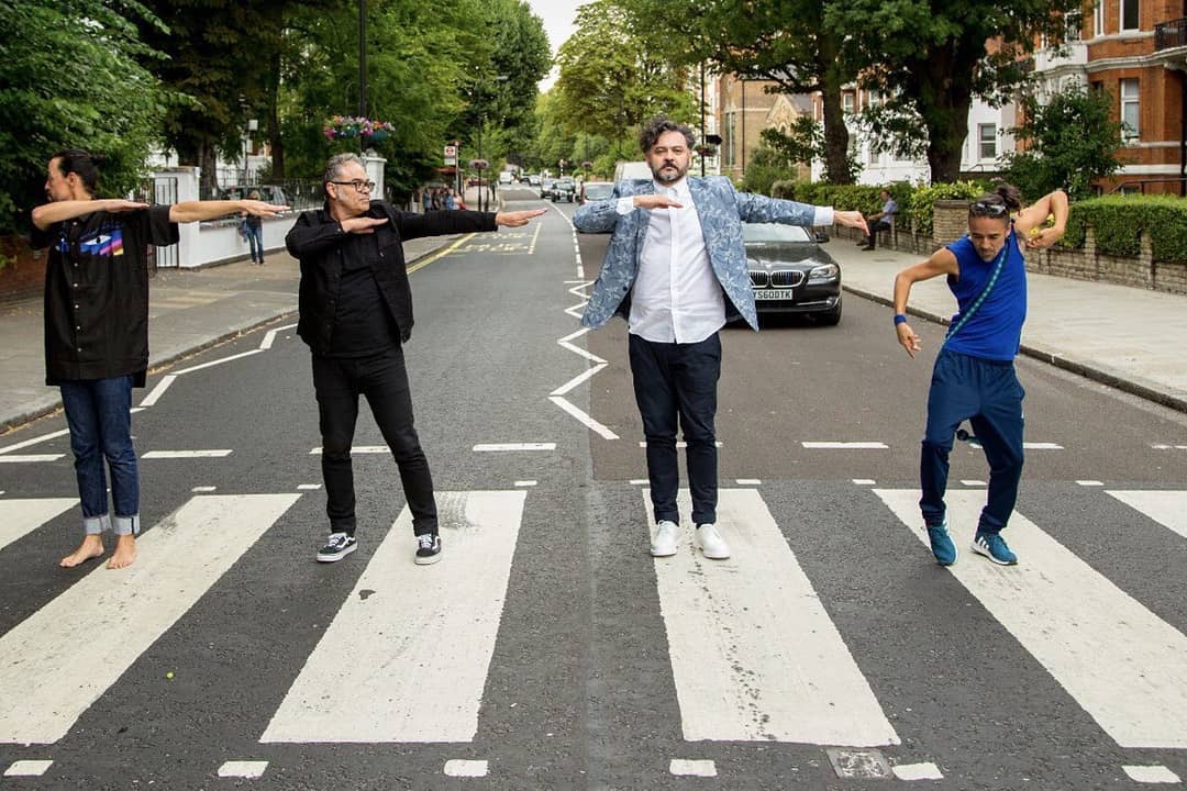 ¡Café Tacvba reproduce la portada del Abbey Road al estilo 'Déjate caer'!