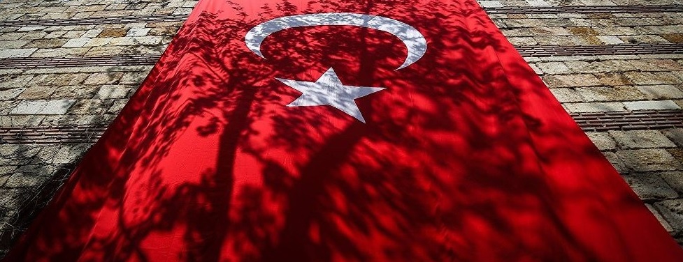 Bandera de Turquía colocada en sede diplomática