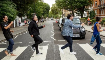 ¡Primero Paul y ahora ellos! ¡Café Tacvba reproduce la portada del Abbey Road!