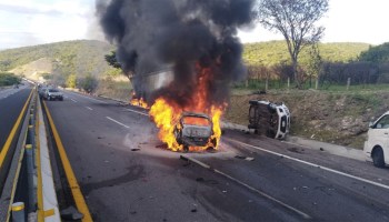 Cerraron la autopista del Sol por incendio de un tráiler y un automóvil