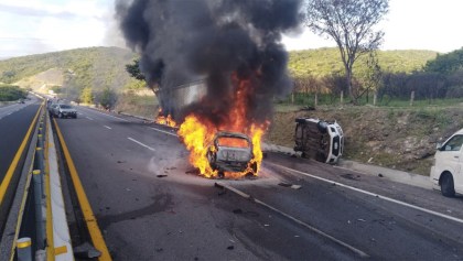 Cerraron la autopista del Sol por incendio de un tráiler y un automóvil