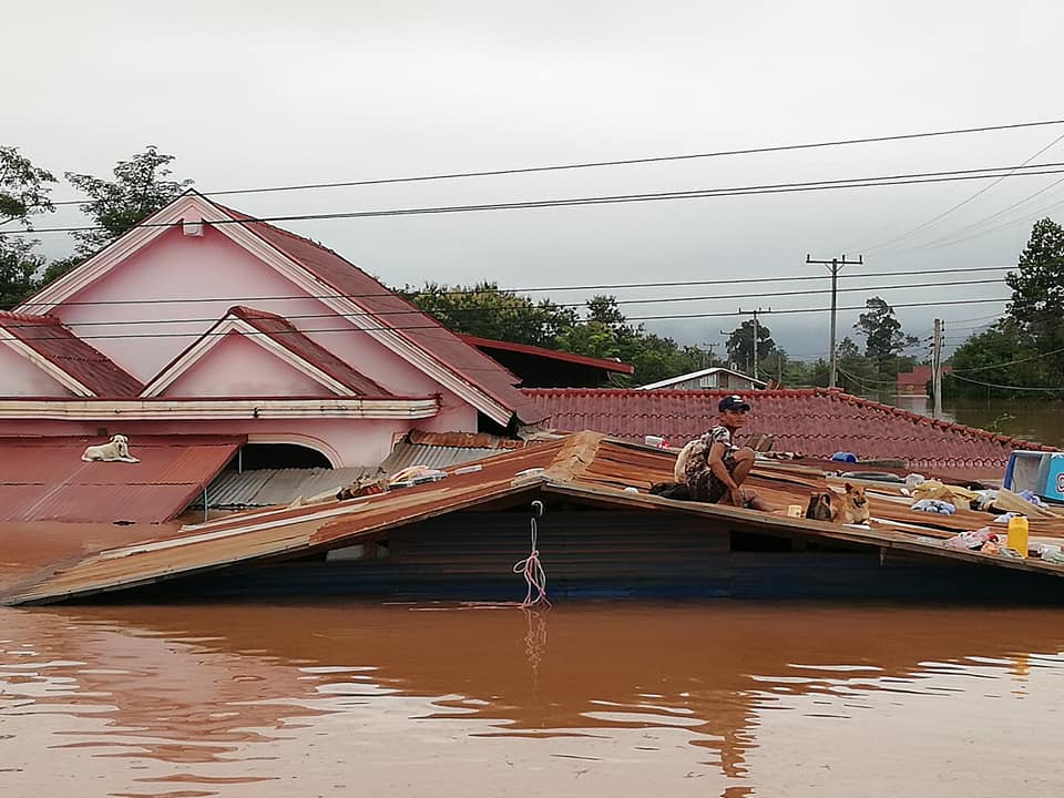 Derrumbe en presa deja inundación en Laos