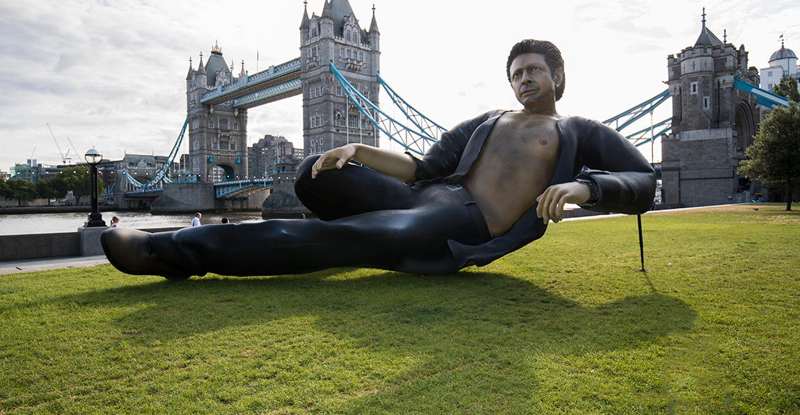 ¡Hola enfermerooo! Una estatua gigante de Jeff Goldblum aparece en Londres