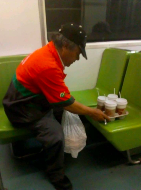 Operadores del metro hicieron llorar a un señor por no llevarles café