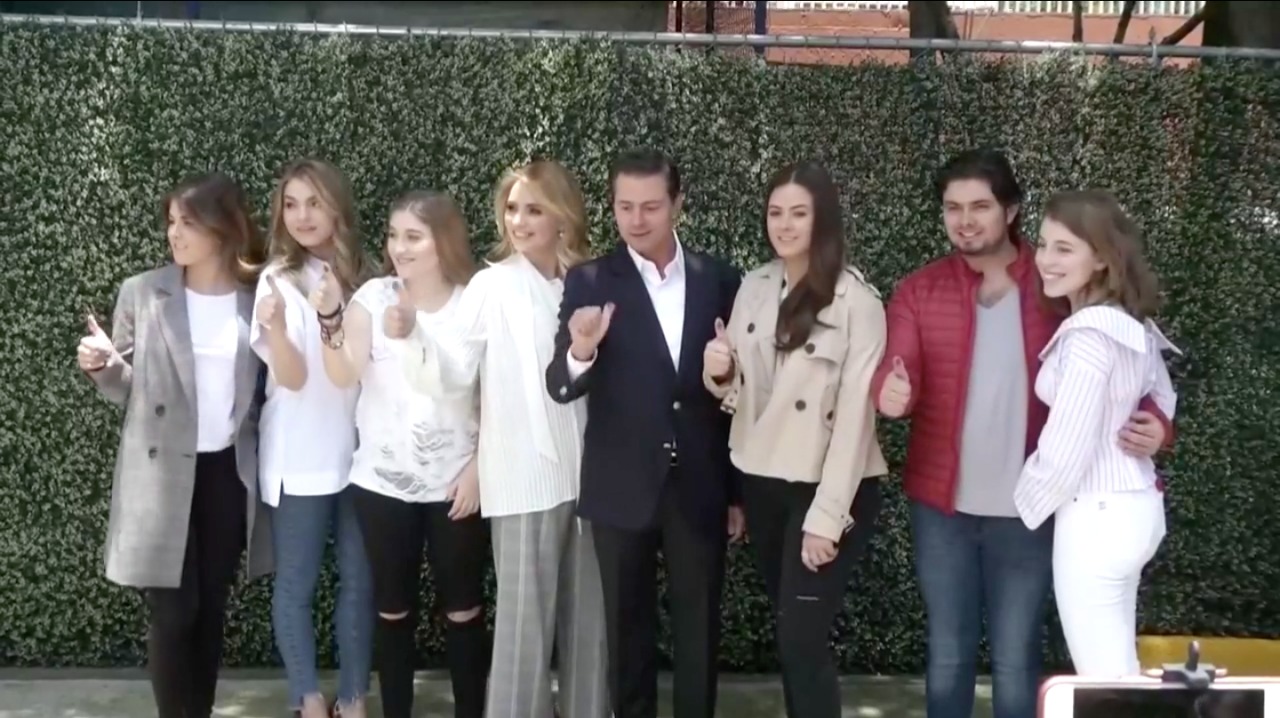 Peña Nieto checando su dedo