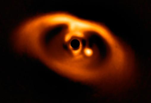 ¡Astrónomos captaron aun planeta bebé!