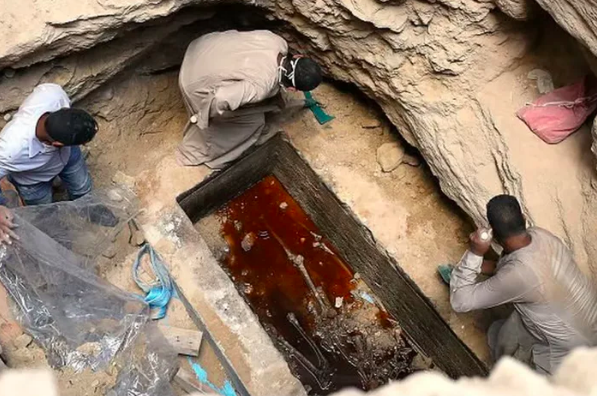 WTF?! Gente quiere beber el líquido del sarcófago hallado en Egipto