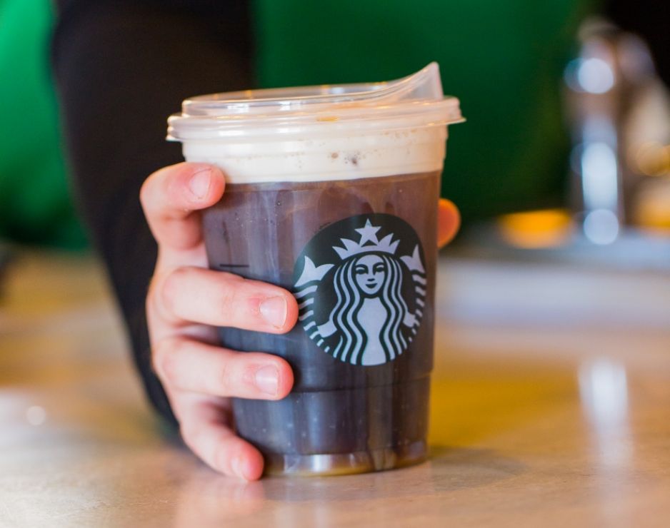 Starbucks está eliminando los popotes de plástico de sus tiendas en todo el mundo