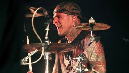Travis mala suerte: El baterista de Blink-182 chocó contra un autobús escolar