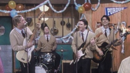 Weezer recreó el hermoso video de ‘Buddy Holly’... pero en el escenario