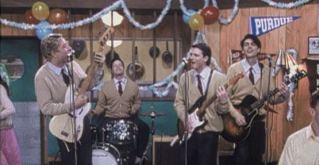 Weezer recreó el hermoso video de ‘Buddy Holly’... pero en el escenario