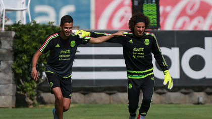 Diego Reyes felicita a Ochoa por 'fichar' con el Napoli