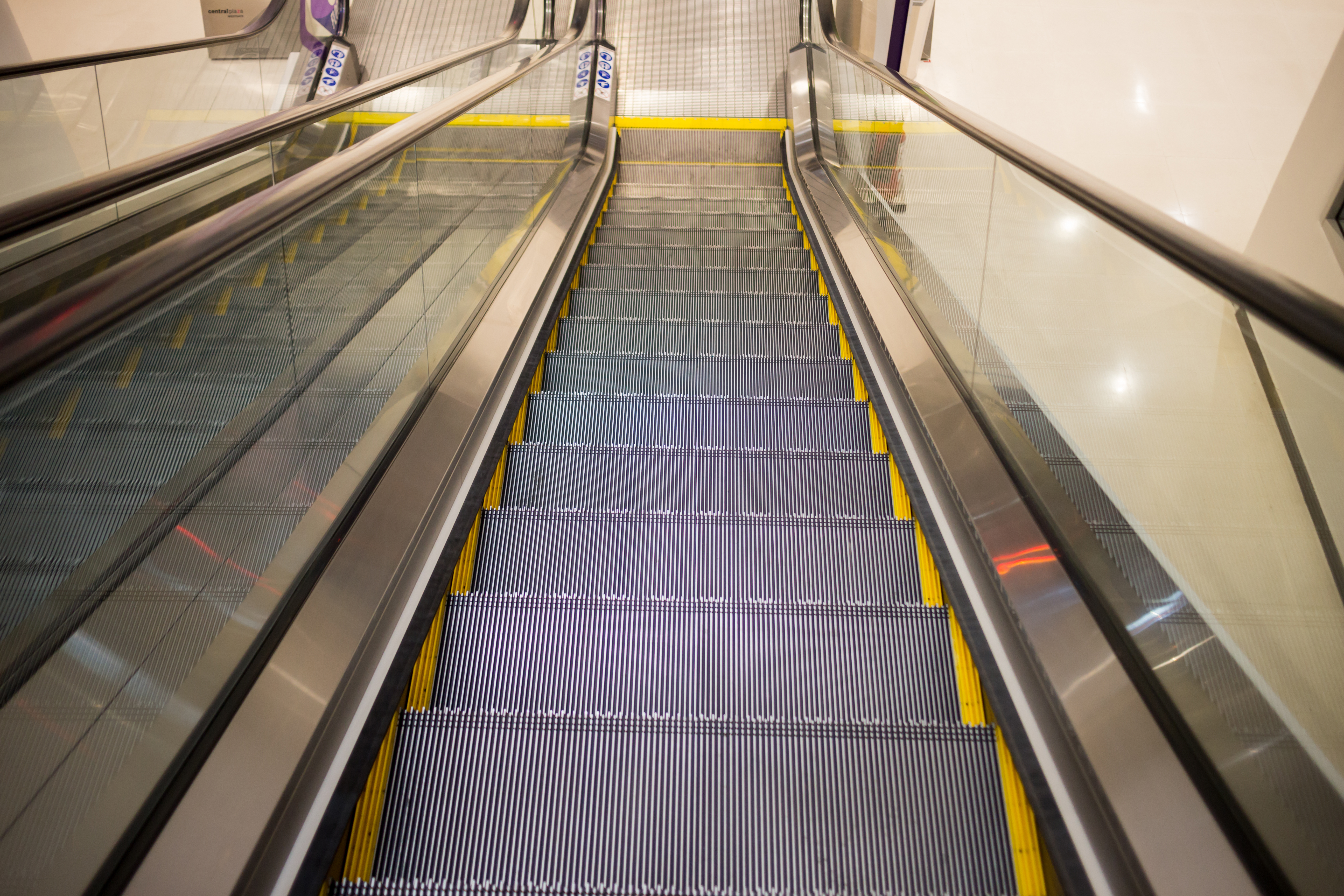 Urge cambias 197 escaleras eléctricas del metro