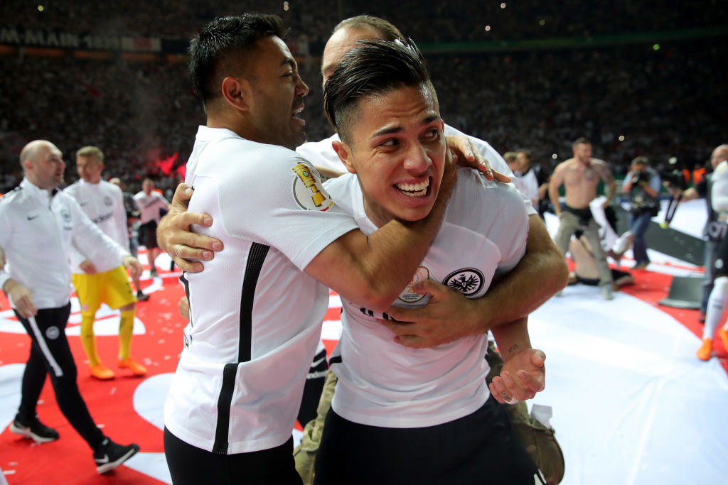 Carlos Salcedo reportó con el Frankfurt y prepara la Supercopa de Alemania
