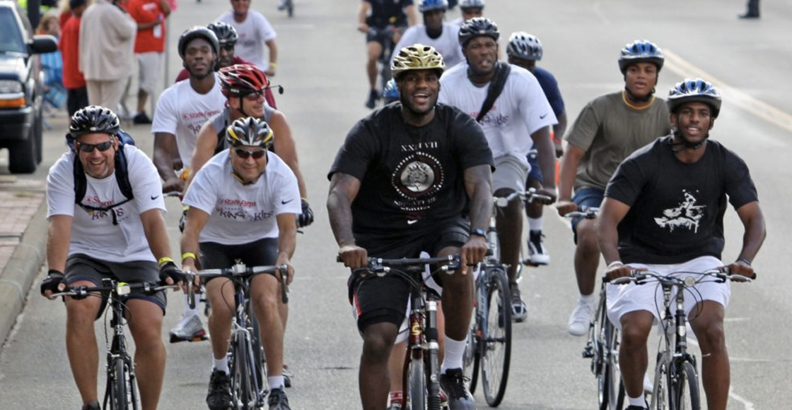 El día que la estrella del basquetbol LeBron James regaló bicicletas
