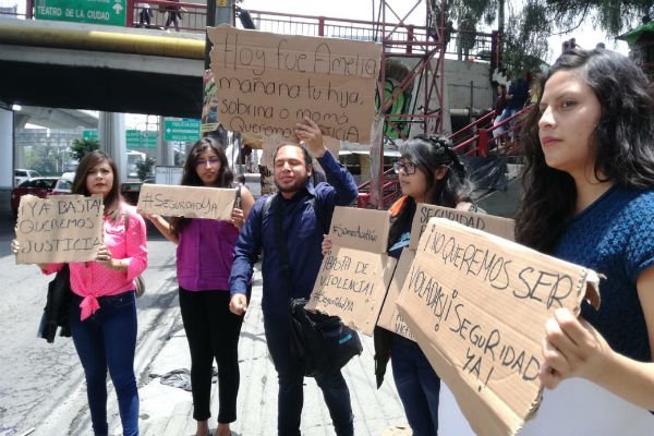 Estudiantes de la FES Acatlán protestan por la violación contra una de sus compañeras
