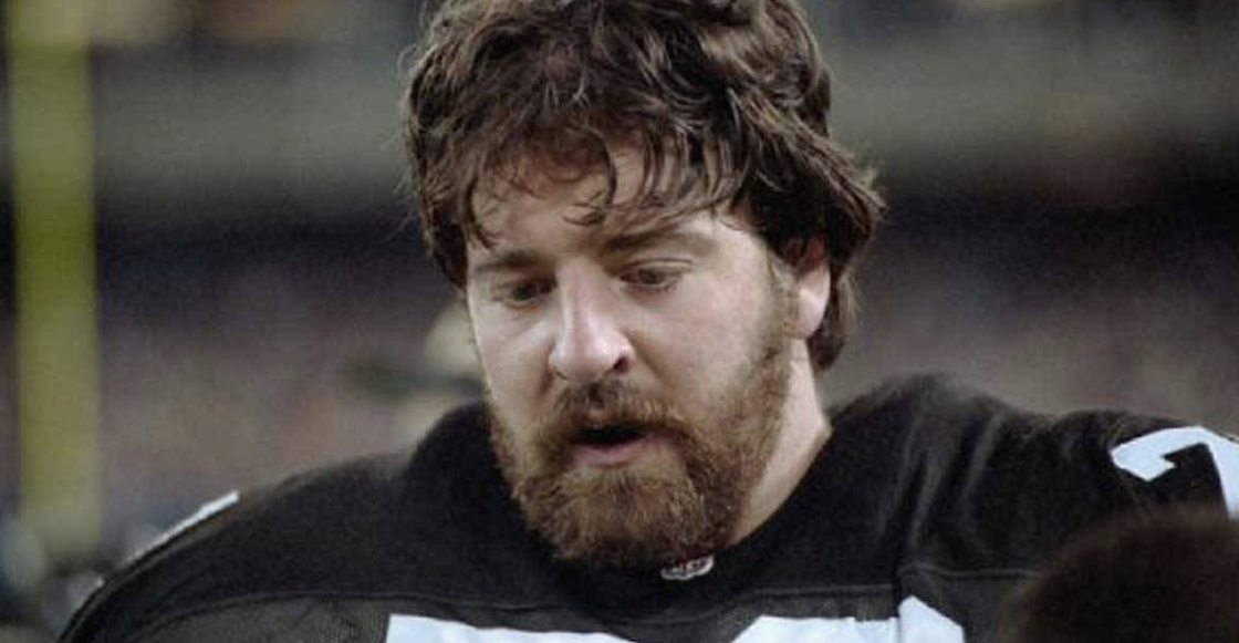 La historia del doctor que luchó contra los golpes degenerativos de la NFL