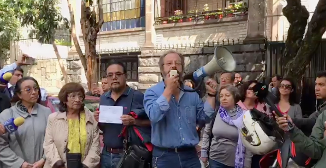 Profes de la UNAM le caen a las oficinas de AMLO, piden aumento salarial