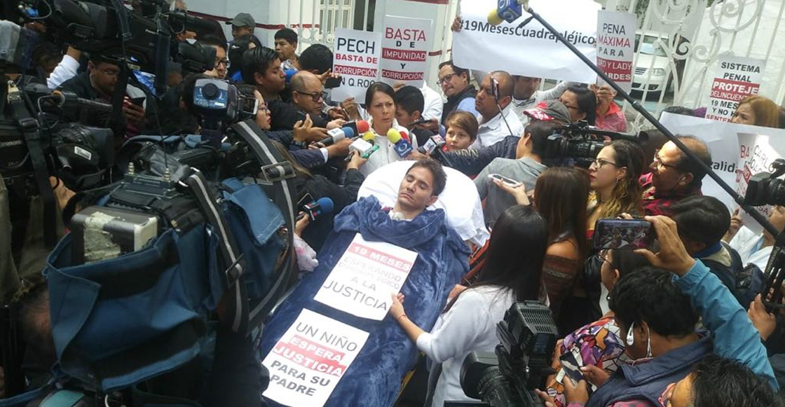 #JusticiaParaRoberto: Llega en camilla para pedir justicia a López Obrador