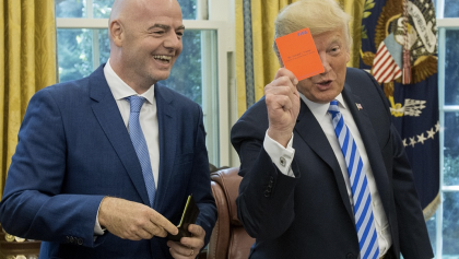 Trump recibe a Gianni Infantino y saca tarjeta roja a la prensa