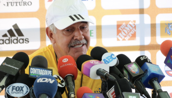 "No seas hombre, párate" Tuca Ferretti pide Fair Play en la Liga MX