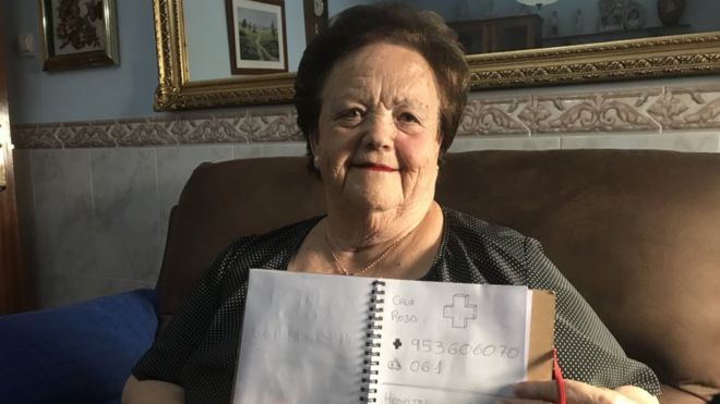 Su abuela no sabe leer; durante 20 años le hizo una agenda telefónica con dibujos