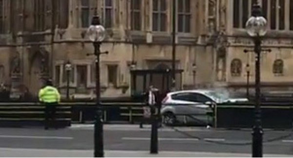 Automóvil se estrella contra barrera de protección de Parlamento británico