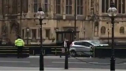 Automóvil se estrella contra barrera de protección de Parlamento británico