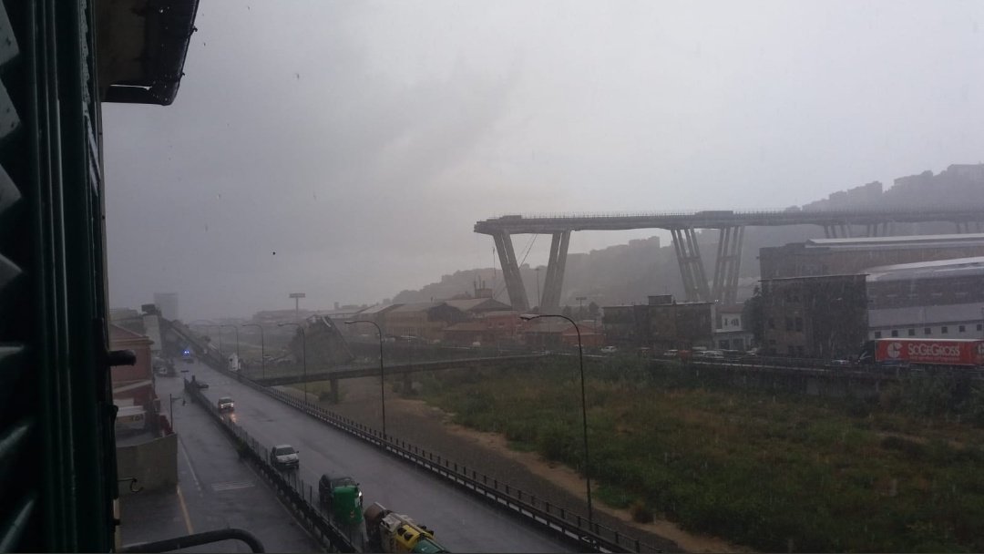 Colapsa puente en autopista de Génova